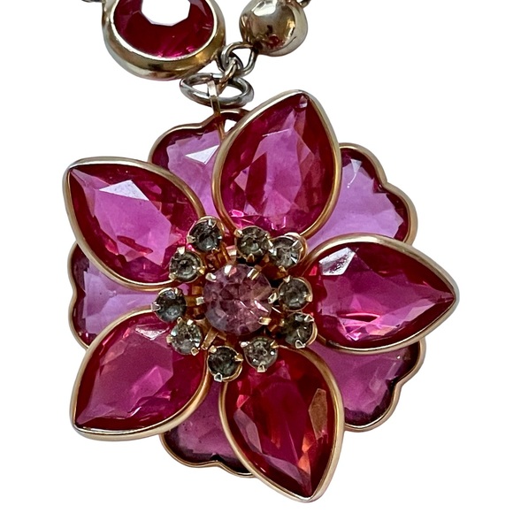 Vintage Mid-Century Goldtone And Pink Glass Bracelet With Large 3D Flower Charm - Picture 4 of 4